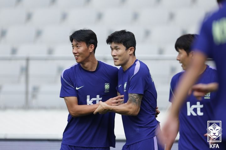 [서울=뉴시스] 한국 남자 축구 대표팀의 이한범과 김민재. (사진=대한축구협회 제공) 2026.09.27. photo@newsis.com *재판매 및 DB 금지