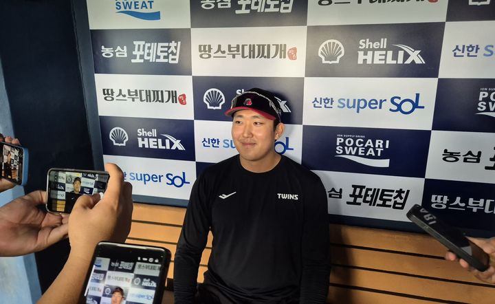 [서울=뉴시스] 문채현 기자 = 프로야구 LG 트윈스의 손주영이 20일 서울 잠실구장에서 열리는 KIA 타이거즈와의 2026 신한 쏠 KBO 포스트시즌 준PO 3차전을 앞두고 취재진과 인터뷰를 하고 있다. 2026.10.20. dal@newsis.com *재판매 및 DB 금지