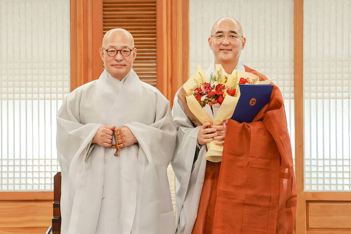 [서울=뉴시스] 봉은사 주지 석산스님(오른쪽) (사진=대한불교조계종 제공 2026.10.20. photo@newsis.com *재판매 및 DB 금지