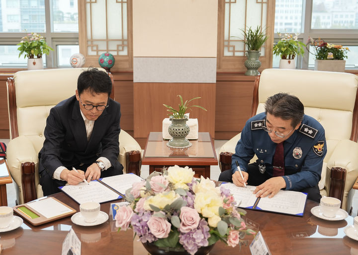 [대전=뉴시스] 대전경찰청이 20일 SKT중부마케팅담당과 '피싱 범죄 피해 예방 협력 강화'를 위한 업무협약을 체결했다.(사진=대전경찰청 제공) 2026.10.20. photo@newsis.com *재판매 및 DB 금지