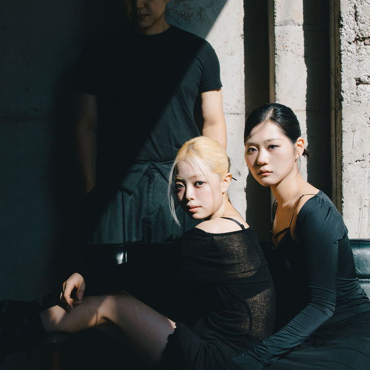 [서울=뉴시스] 밴드 시오트 멤버들. 대중음악 프로듀서 지쿠(왼쪽 뒤), 가야금 연주자 이유림과 재즈 피아니스트 겸 보컬 박한빈(맨 오른쪽). (사진=지제스튜디오 제공) 2026. 10. 20. photo@newsis.com *재판매 및 DB 금지
