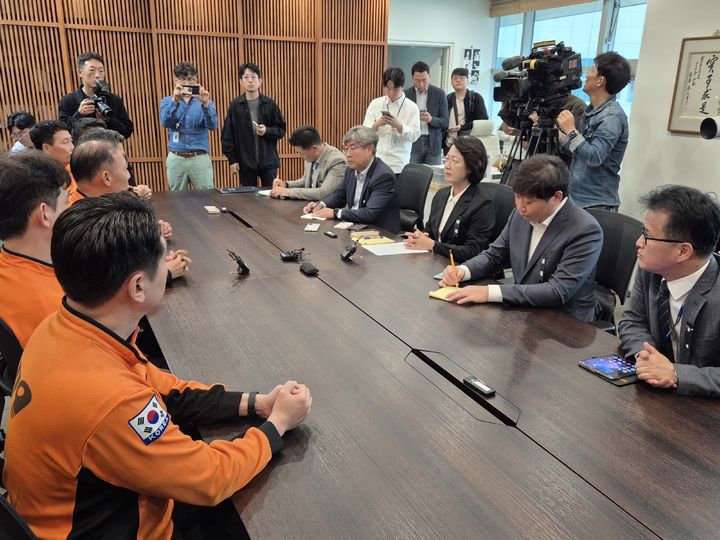[수원=뉴시스] 이병희 기자 = 추미애 경기도지사가 20일 도청 지사실에서 전국공무원노동조합 소방본부를 만나 사과하고 있다. 2026.10.20. iambh@newsis.com *재판매 및 DB 금지