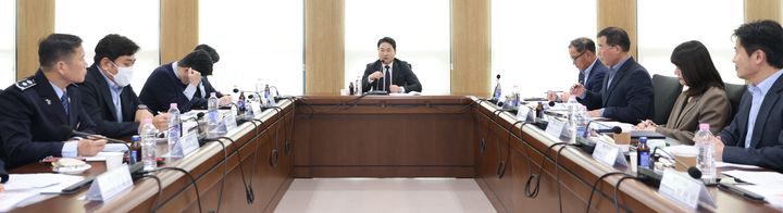 [대전=뉴시스] 20일 박헌 관세청 차장이 인천세관에서 열린 마약특별검사 추진상황 점검회의에서 일반 수입화물의 마약 단속현황을 점검하고 있다.(사진=관세청 제공) *재판매 및 DB 금지
