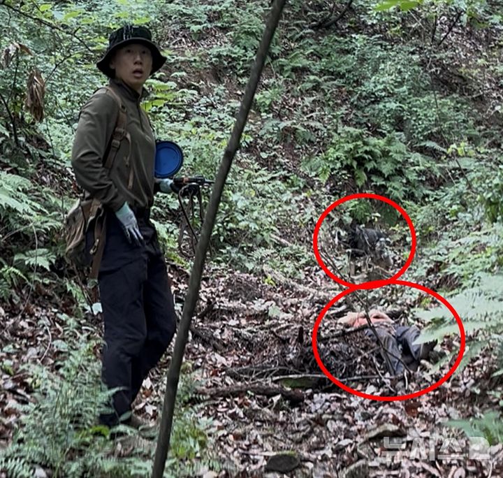 [청주=뉴시스] 오영민 충북경찰특공대 탐지팀장과 탐지견 제이가 지난 6월18일 청주시 청원구 오창읍의 한 야산에서 실종된 70대 치매 노인을 발견한 모습. 작은 원은 탐지견 제이, 큰 원은 실종자. (사진= 충북경찰특공대 제공) 2026.10.21. photo@newsis.com *재판매 및 DB 금지
