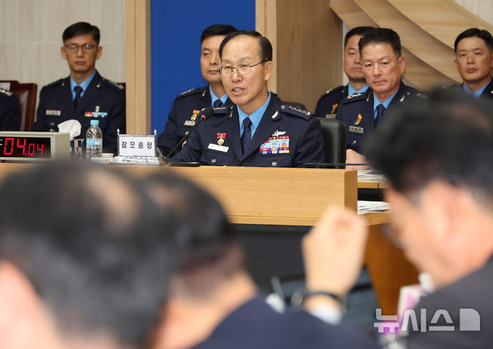 [계룡대=뉴시스]배훈식 기자 = 손석락 공군참모총장이 20일 오후 충남 계룡시 계룡대에서 열린 국회 국방위원회의 공군본부 등에 대한 국정감사에서 의원 질의에 답변하고 있다. 2026.10.20. dahora83@newsis.com *재판매 및 DB 금지