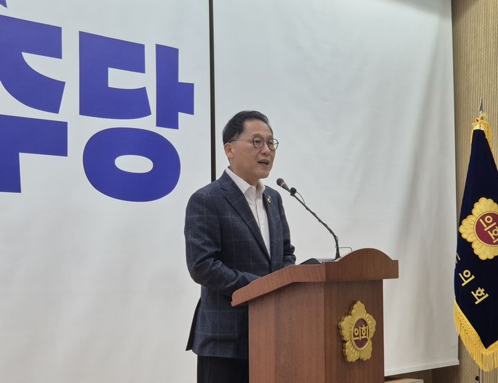 [수원=뉴시스] 이병희 기자 = 안광률 경기도의회 교섭단체 더불어민주당 대표의원이 20일 도의회 브리핑룸에서 기자회견을 하고 있다. 20206.10.20. iambh@newsis.com *재판매 및 DB 금지