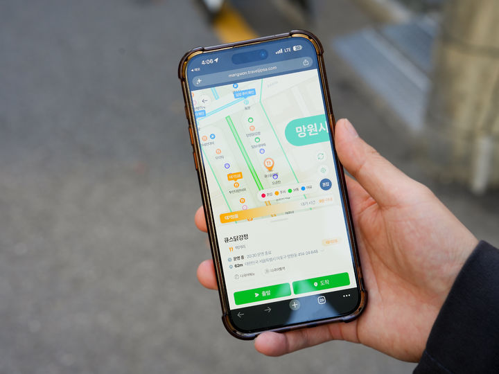 서울 마포구 망원시장의 점포별 대기 상황 등을 보여주는 ‘AI 관광집사’ 스마트폰 화면. (사진=한국관광공사) *재판매 및 DB 금지