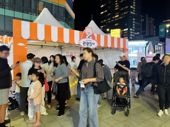 부산 해운대구 해운대시장에 설치된 ‘AI 관광집사’ 안내 부스. (사진=한국관광공사) *재판매 및 DB 금지