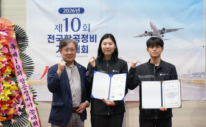 [구미=뉴시스] 금상·장려상 수상하는 학생들. (사진=경운대 제공) 2026.10.20 photo@newsis.com *재판매 및 DB 금지