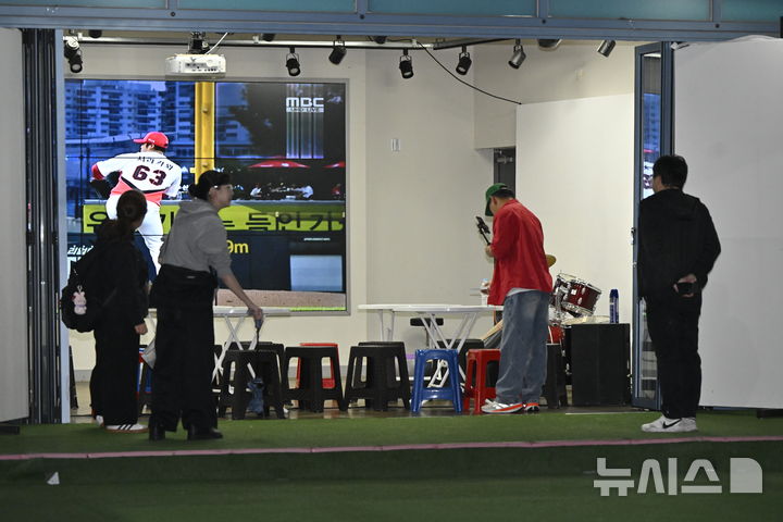 [전남광주=뉴시스] 20일 오후 전남광주 동구 충장22에서 열릴 예정이던 2026 KBO 포스트시즌 준플레이오프 3차전 LG트윈스 대 KIA 타이거즈의 단체 응원전이 우천 영향으로 취소돼 소식을 듣지 못한 시민들이 비를 피하고 있다. 2026.10.20 goodwrit97@newsis.com 