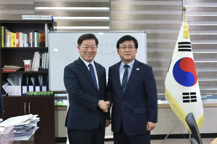 [광명=뉴시스] 박승원 광명시장(사진 왼쪽)이 20일 서울 서초구 한강홍수통제소에서 김성환 기후에너지환경부 장관을 만나 악수하고 있다. (사진=광명시 제공) 2026.10.20. photo@newsis.com *재판매 및 DB 금지