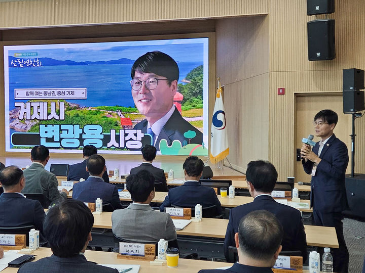[거제=뉴시스] 신정철 기자= 변광용 거제시장이 20일, 청와대를 방문해 김태근 자치발전비서관을 만나 집중호우 피해복구를 위한 재정지원 확대와 지역 주요 현안 사업에 대한 정부 지원을 건의했다.사진은 변광용 시장이 지난 14일 국립세종수목원에서 열린 제18회 전국 시장·군수·구청장 산림연찬회에서 박은식 산림청장에게 호우피해에 따른 산사태 복구 지원을 건의하고 있는 모습.(사진=거제시 제공).2026.10.20. photo@newsis.com *재판매 및 DB 금지