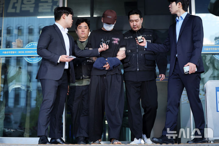[서울=뉴시스] 조성우 기자 = 장모를 살해하고 아내를 납치한 혐의를 받는 김성우(26)가 20일 오전 서울 송파구 송파경찰서에서 서울동부지방공소청으로 송치되고 있다. 2026.10.20. xconfind@newsis.com