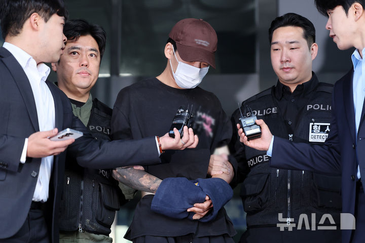 [서울=뉴시스] 조성우 기자 = 장모를 살해하고 아내를 납치한 혐의를 받는 김성우(26)가 20일 오전 서울 송파구 송파경찰서에서 서울동부지방공소청으로 송치되고 있다. 2026.10.20. xconfind@newsis.com