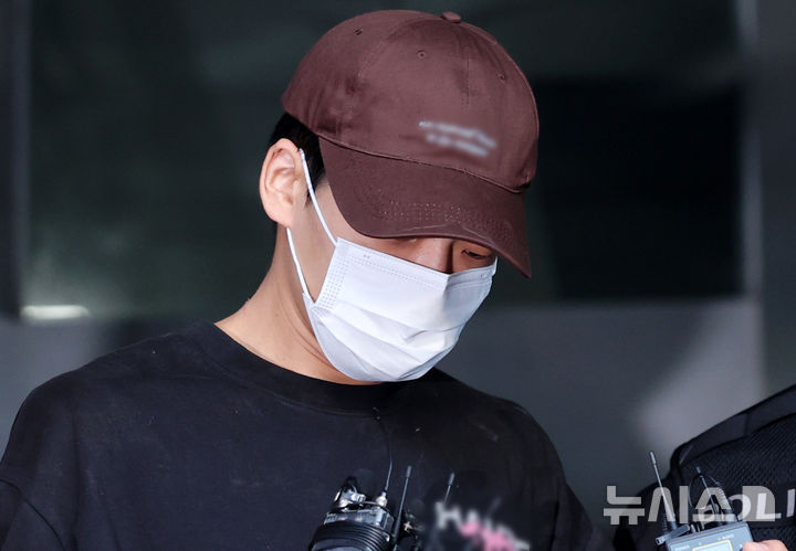 [서울=뉴시스] 조성우 기자 = 장모를 살해하고 아내를 납치한 혐의를 받는 김성우(26)가 20일 오전 서울 송파구 송파경찰서에서 서울동부지방공소청으로 송치되고 있다. 2026.10.20. xconfind@newsis.com