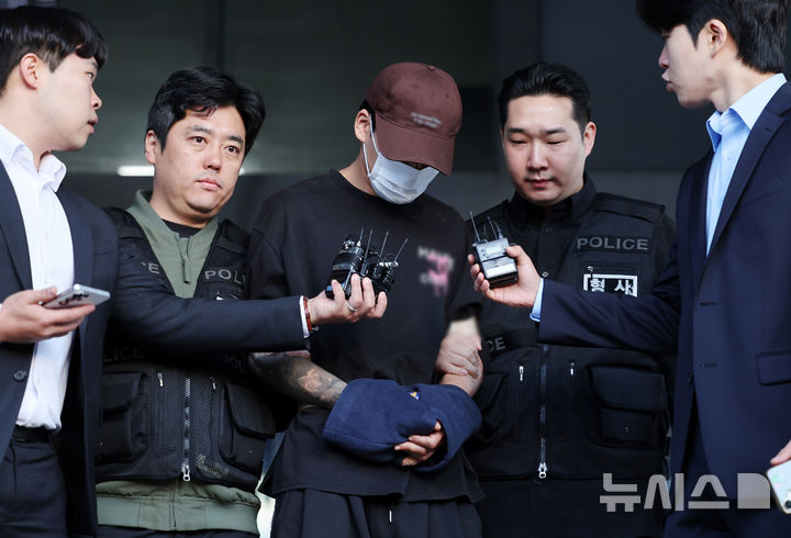[서울=뉴시스] 조성우 기자 = 장모를 살해하고 아내를 납치한 혐의를 받는 김성우(26)가 20일 오전 서울 송파구 송파경찰서에서 서울동부지방공소청으로 송치되고 있다. 2026.10.20. xconfind@newsis.com
