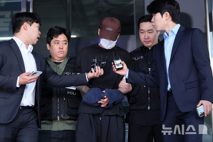[서울=뉴시스] 조성우 기자 = 장모를 살해하고 아내를 납치한 혐의를 받는 김성우(26)가 20일 오전 서울 송파구 송파경찰서에서 서울동부지방공소청으로 송치되고 있다. 2026.10.20. xconfind@newsis.com