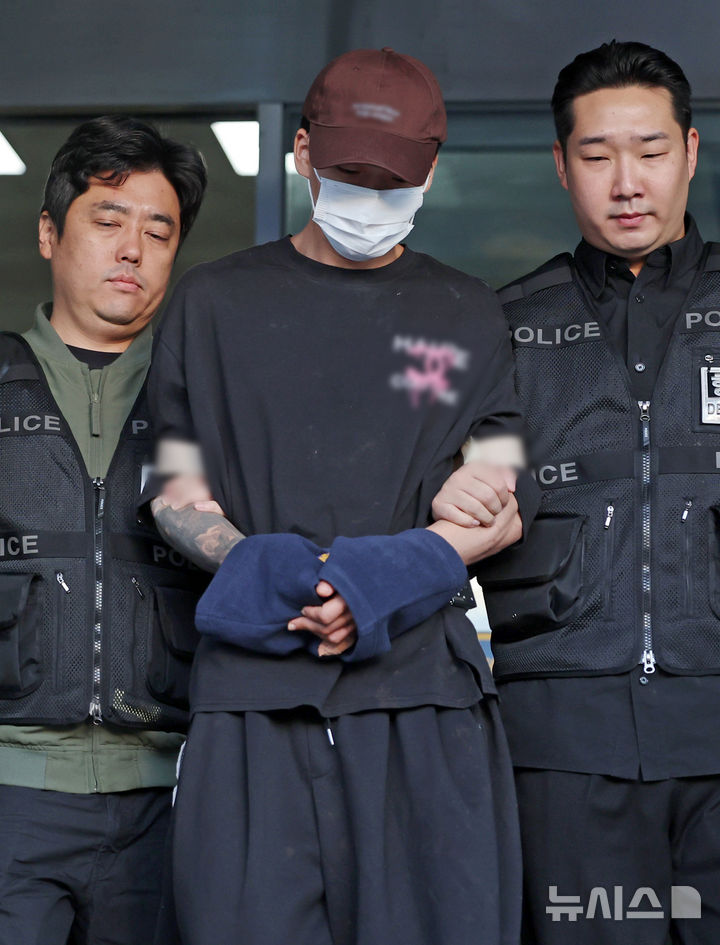 [서울=뉴시스] 조성우 기자 = 장모를 살해하고 아내를 납치한 혐의를 받는 김성우(26)가 20일 오전 서울 송파구 송파경찰서에서 서울동부지방공소청으로 송치되고 있다. 2026.10.20. xconfind@newsis.com