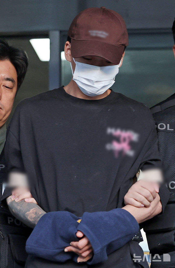 [서울=뉴시스] 조성우 기자 = 장모를 살해하고 아내를 납치한 혐의를 받는 김성우(26)가 20일 오전 서울 송파구 송파경찰서에서 서울동부지방공소청으로 송치되고 있다. 2026.10.20. xconfind@newsis.com