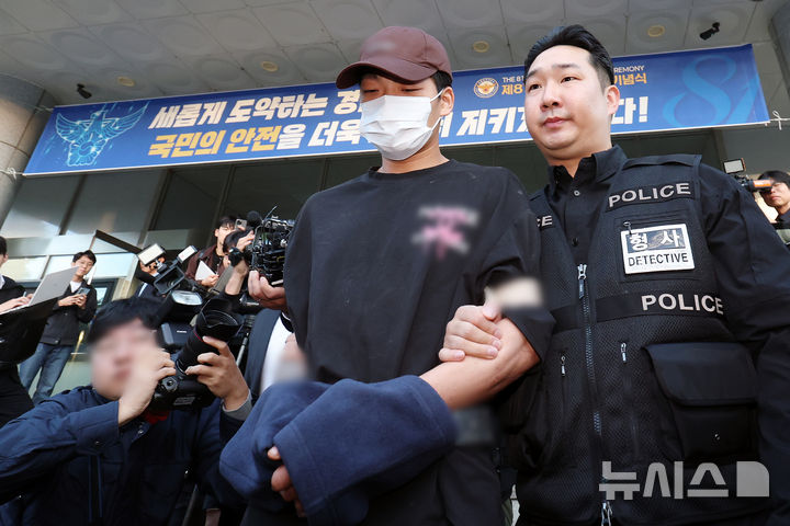 [서울=뉴시스] 조성우 기자 = 장모를 살해하고 아내를 납치한 혐의를 받는 김성우(26)가 20일 오전 서울 송파구 송파경찰서에서 서울동부지방공소청으로 송치되고 있다. 2026.10.20. xconfind@newsis.com