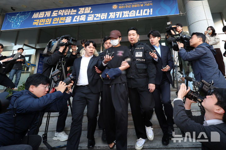 [서울=뉴시스] 조성우 기자 = 장모를 살해하고 아내를 납치한 혐의를 받는 김성우(26)가 20일 오전 서울 송파구 송파경찰서에서 서울동부지방공소청으로 송치되고 있다. 2026.10.20. xconfind@newsis.com