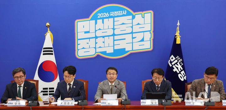 [서울=뉴시스] 고범준 기자 = 한병도 더불어민주당 원내대표가 20일 서울 여의도 국회에서 열린 국정감사 대책회의에서 발언하고 있다. 2026.10.20. bjko@newsis.com