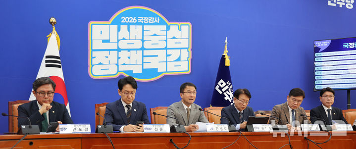[서울=뉴시스] 고범준 기자 = 한병도 더불어민주당 원내대표가 20일 서울 여의도 국회에서 열린 국정감사 대책회의에서 발언하고 있다. 2026.10.20. bjko@newsis.com