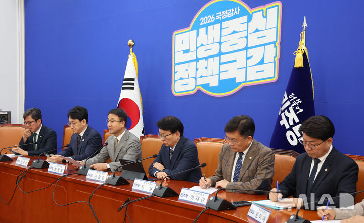 [서울=뉴시스] 고범준 기자 = 한병도 더불어민주당 원내대표가 20일 서울 여의도 국회에서 열린 국정감사 대책회의에서 발언하고 있다. 2026.10.20. bjko@newsis.com