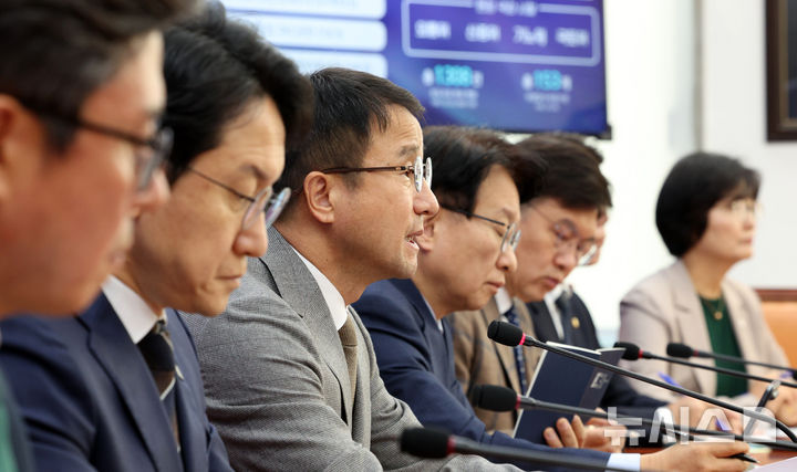 [서울=뉴시스] 고범준 기자 = 한병도 더불어민주당 원내대표가 20일 서울 여의도 국회에서 열린 국정감사 대책회의에서 발언하고 있다. 2026.10.20. bjko@newsis.com