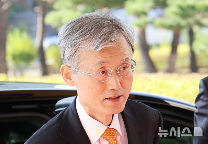 [서울=뉴시스] 박주성 기자 = 조희대 대법원장이 20일 오전 서울 서초구 대법원으로 출근하고 있다. 2026.10.20.park7691@newsis.com