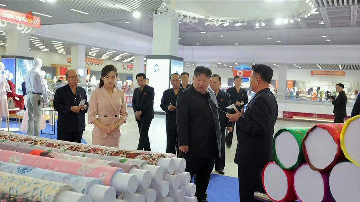[서울=뉴시스] 북한 조선중앙TV는 김정은 국무위원장이 지난 19일 경공업 부문 의류·신발 전시회장인 '전국피복, 신발전시회－2026'을 찾았다고 20일 보도했다. 이 자리에는 딸 김주애와 부인 리설주 여사가 함께했다. (사진=조선중앙TV 캡처) 2026.10.20. photo@newsis.com *재판매 및 DB 금지