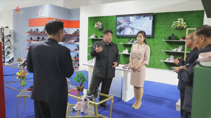 [서울=뉴시스] 북한 조선중앙TV는 김정은 국무위원장이 지난 19일 경공업 부문 의류·신발 전시회장인 '전국피복, 신발전시회－2026'을 찾았다고 20일 보도했다. 이 자리에는 딸 김주애와 부인 리설주 여사가 함께했다. (사진=조선중앙TV 캡처) 2026.10.20. photo@newsis.com *재판매 및 DB 금지