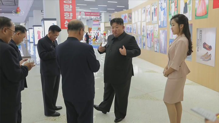 [서울=뉴시스] 북한 조선중앙TV는 김정은 국무위원장이 지난 19일 경공업 부문 의류·신발 전시회장인 '전국피복, 신발전시회－2026'을 찾았다고 20일 보도했다. 이 자리에는 딸 김주애와 부인 리설주 여사가 함께했다. (사진=조선중앙TV 캡처) 2026.10.20. photo@newsis.com *재판매 및 DB 금지