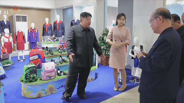 [서울=뉴시스] 북한 조선중앙TV는 김정은 국무위원장이 지난 19일 경공업 부문 의류·신발 전시회장인 '전국피복, 신발전시회－2026'을 찾았다고 20일 보도했다. 이 자리에는 딸 김주애와 부인 리설주 여사가 함께했다. (사진=조선중앙TV 캡처) 2026.10.20. photo@newsis.com *재판매 및 DB 금지