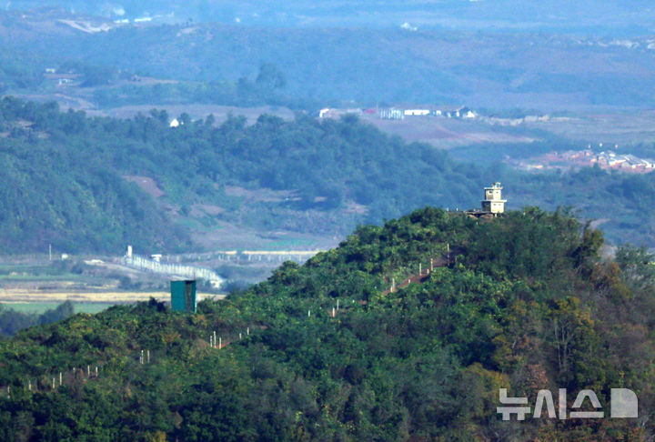 [파주=뉴시스] 이영환 기자 = 20일 오전 경기 파주시 접경지역에서 바라본 북한군 초소 인근에 대남 확성기가 보이고 있다.김여정 북한 노동당 총무부장은 지난 19일 군사분계선(MDL) 월선에 대응한 한국 군의 경고방송 및 사격에 반발하며 대남 확성기방송 재개를 검토하겠다고 위협했다. 2026.10.20. 20hwan@newsis.com