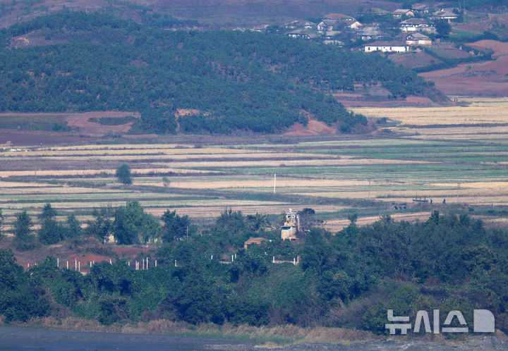 [파주=뉴시스] 이영환 기자 = 20일 오전 경기 파주시 오두산전망대에서 바라본 북한 황해북도 개풍군 마을에 초소가 보이고 있다.김여정 북한 노동당 총무부장은 지난 19일 군사분계선(MDL) 월선에 대응한 한국 군의 경고방송 및 사격에 반발하며 대남 확성기방송 재개를 검토하겠다고 위협했다. 2026.10.20. 20hwan@newsis.com