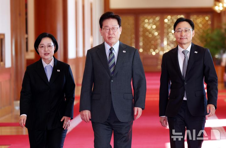 [서울=뉴시스] 김진아 기자 = 이재명 대통령이 20일 청와대에서 열린 국무회의에 한성숙(왼쪽) 국무총리, 임광현 비서실장과 함께 입장하고 있다. 2026.10.20. bluesoda@newsis.com