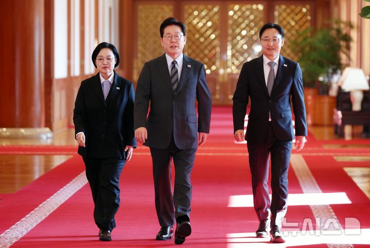 [서울=뉴시스] 김진아 기자 = 이재명 대통령이 20일 청와대에서 열린 국무회의에 한성숙(왼쪽) 국무총리, 임광현 비서실장과 함께 입장하고 있다. 2026.10.20. bluesoda@newsis.com