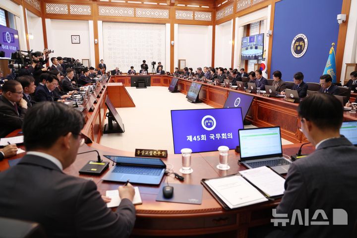 [서울=뉴시스] 김진아 기자 = 이재명 대통령이 20일 청와대에서 열린 국무회의에서 발언하고 있다. 2026.10.20. bluesoda@newsis.com