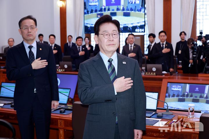 [서울=뉴시스] 김진아 기자 = 이재명 대통령이 20일 청와대에서 열린 국무회의에서 국민의례를 하고 있다. 2026.10.20. bluesoda@newsis.com