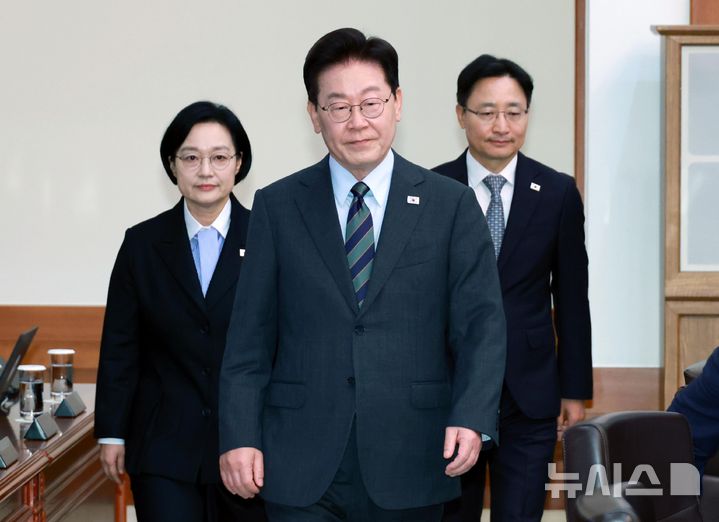 [서울=뉴시스] 김진아 기자 = 이재명 대통령이 20일 청와대에서 열린 국무회의에 한성숙 국무총리, 임광현 비서실장과 함께 입장하고 있다. 2026.10.20. bluesoda@newsis.com