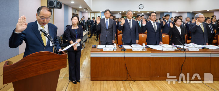 [대구=뉴시스] 이무열 기자 = 윤종구 대구고등법원장이 20일 대구 수성구 대구고등법원에서 열린 국회 법제사법위원회(법사위)의 대구고등·지방·가정·회생법원, 부산고등·지방·가정·회생법원, 울산지방·가정법원, 창원지방법원에 대한 국정감사에서 선서를 하고 있다. 2026.10.20. lmy@newsis.com