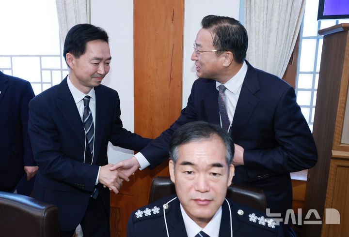 [서울=뉴시스] 김진아 기자 = 김지용 초대 중대범죄수사청장이 이정현 검찰총장 직무대행(차장)을 예방한다. 사진(왼쪽)은 김 청장. 사진(오른쪽)은 이 대행. 2026.10.29. bluesoda@newsis.com