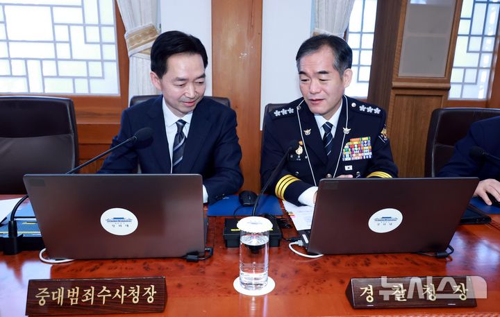 [서울=뉴시스] 김진아 기자 = 김지용 중대범죄수사청장과 김종철 경찰청장 직무대행이 지난 20일 청와대에서 열린 국무회의에서 대화를 하고 있다. 2026.10.24. bluesoda@newsis.com