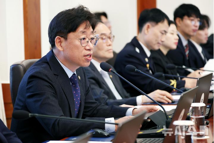 [서울=뉴시스] 김진아 기자 = 오태석 우주항공청장이 20일 청와대에서 열린 국무회의에서 누리호 5차 발사 성과 및 향후 계획 관련 업무 보고를 하고 있다. 2026.10.20. bluesoda@newsis.com
