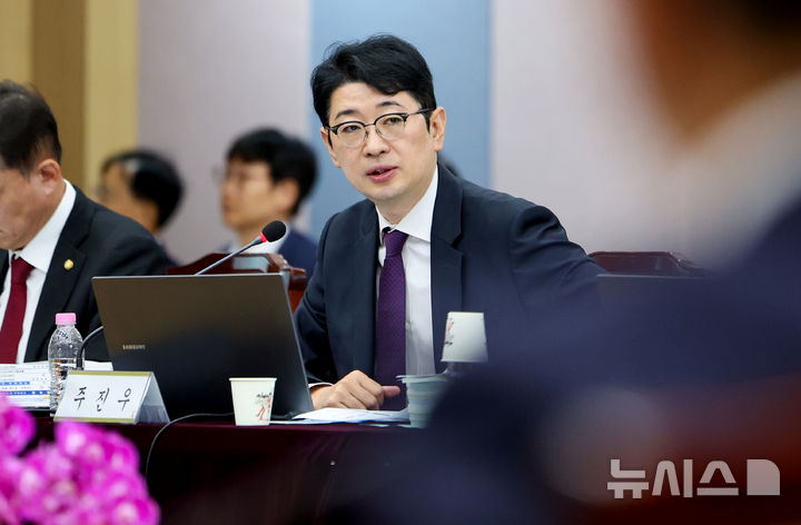 [대구=뉴시스] 이무열 기자 = 주진우 국민의힘 의원이 20일 대구 수성구 대구고등법원에서 열린 국회 법제사법위원회(법사위)의 대구고등·지방·가정·회생법원, 부산고등·지방·가정·회생법원, 울산지방·가정법원, 창원지방법원에 대한 국정감사에서 질의하고 있다. 2026.10.20. lmy@newsis.com