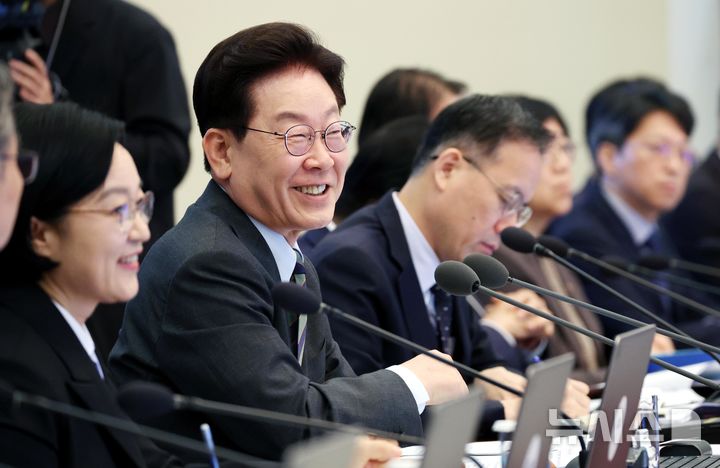 [서울=뉴시스] 김진아 기자 = 이재명 대통령이 20일 청와대에서 열린 국무회의에서 김영훈 고용노동부 장관에게 3분기 누적 재해조사 대상 사고사망자 현황 통계를 보고 받고 미소를 짓고 있다. 2026.10.20. bluesoda@newsis.com