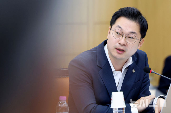 [대구=뉴시스] 이무열 기자 = 김동아 더불어민주당 의원이 20일 대구 수성구 대구고등법원에서 열린 국회 법제사법위원회(법사위)의 대구고등·지방·가정·회생법원, 부산고등·지방·가정·회생법원, 울산지방·가정법원, 창원지방법원에 대한 국정감사에서 질의하고 있다. 2026.10.20. lmy@newsis.com