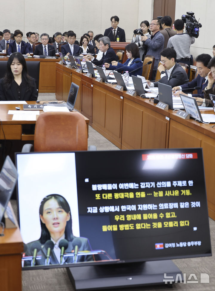 [서울=뉴시스] 최진석 기자 = 백관백 한국국제보건의료재단 이사장 직무대행이 20일 여의도 국회에서 열린 보건복지위원회의 한국보건산업진흥원 등에 대한 국정감사에 출석해 북한 의료기기 지원 관련한 의원 질의에 답변하고 있다. 2026.10.20. myjs@newsis.com