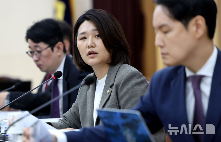 [대구=뉴시스] 이무열 기자 = 손솔 진보당 의원이 20일 대구 수성구 대구고등법원에서 열린 국회 법제사법위원회(법사위)의 대구고등·지방·가정·회생법원, 부산고등·지방·가정·회생법원, 울산지방·가정법원, 창원지방법원에 대한 국정감사에서 질의하고 있다. 2026.10.20. lmy@newsis.com